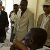 Le Représentant spécial de l'ONU en Haïti Edmond Mulet visite un bureau de vote à Léogâne le 28 novembre.