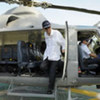 Le Secrétaire général Ban Ki-moon descend d'un hélicoptère après avoir survolé des zones inondées en Colombie.