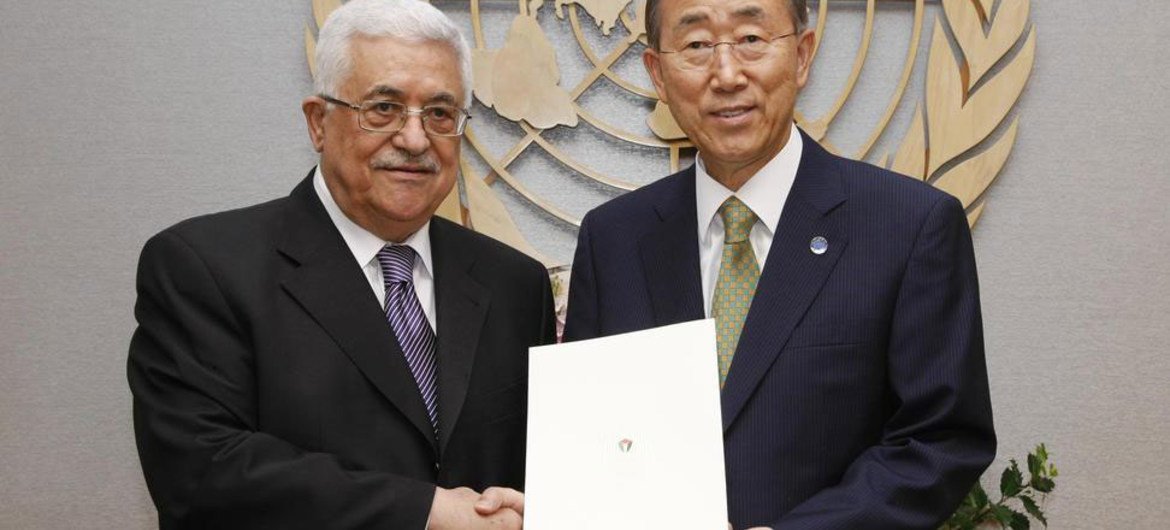 Le Président de l'Autorité palestinienne, Mahmoud Abbas (à gauche) remet la lettre de candidature au Secrétaire général Ban Kki-moon pour devenir membre de l'ONU.