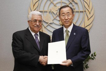 Le Président de l'Autorité palestinienne, Mahmoud Abbas (à gauche) remet la lettre de candidature au Secrétaire général Ban Kki-moon pour devenir membre de l'ONU.