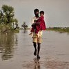 Un homme dans la province pakistanaise du Sindh frappée par des inondations en 2011. Le changement climatique menace la sécurité internationale.