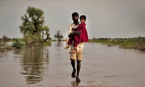 Un homme dans la province pakistanaise du Sindh frappée par des inondations en 2011. Le changement climatique menace la sécurité internationale.