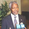 Kofi Annan s'adresse à la presse