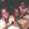 أطفال بالمدرسة في أفريقيا