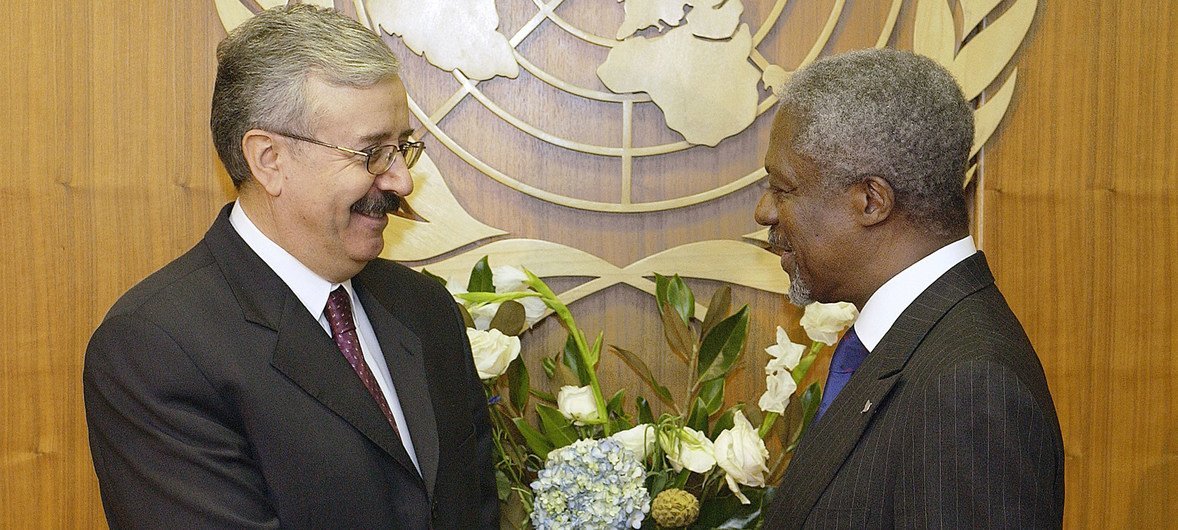Secretary-General Kofi Annan (right) meets with Naji Sabri, Minister for Foreign Affairs of Iraq. 