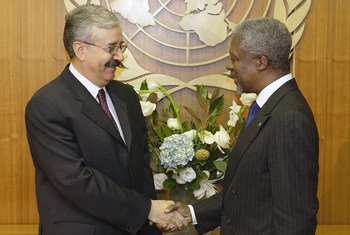 Secretary-General Kofi Annan (right) meets with Naji Sabri, Minister for Foreign Affairs of Iraq. 