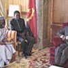 Ibrahim Gambari (à gauche) avec le président dos Santos