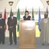 Kofi Annan (à gauche) avec la ministre canadienne de la santé et des dirigeants africains