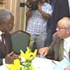 Kofi Annan avec Hans Blix, président de la COCOVINU