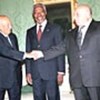 Kofi Annan avec MM. Glafcos Clerides et Rauf Denktash à Paris