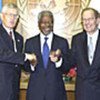 Kofi Annan avec le Président suisse Kaspar Villiger et le Ministre des affaires étrangères, Joseph Deiss