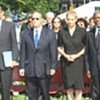 M. et Mme Annan, l'ambassadeur américain John Negroponte (à gauche) et le président de l'Assemblée, Jan Kavan