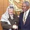 Kofi Annan (d.) et Yasser Arafat (g.) lors d'une visite à l'ONU en 2001 (archives)