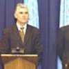 Michael Steiner (à droite) et le Premier Ministre, Bajram Rexhepi