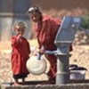 Des fillettes iraquiennes tirent de l'eau d'une pompe installée par l'UNICEF (Koya, Iraq)