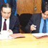Shashi Tharoor (à droite) et le Président de TV5, Serge Adda, signent l'accord