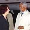 Kofi Annan est accueilli par la Ministre des affaires étrangères espagnole, Ana Palacio