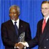 Kofi Annan accepts award from Bill Johnson
