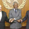 Kofi Annan et les dirigeants chypriotes grec (à droite) et turc (à gauche)