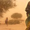 Réfugiées prises dans la tempête de sable àTine