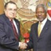 Kofi Annan (D) avec le Président Abel Pacheco de la Espriella