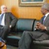 Kofi Annan (d) avec Paul A. Volcker.