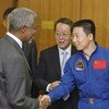 前联合国秘书长科菲·安南会见了中国首位宇航员杨立伟。