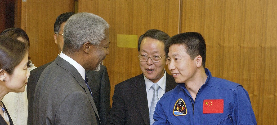 前联合国秘书长科菲·安南会见了中国首位宇航员杨立伟。