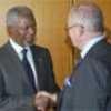 Foto archivo: el ex Secretario General de la ONU, Kofi Annan, saluda al diplomátco ecuatoriano Diego Cordovez