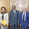 Kofi Annan (centre) with four commission members
