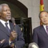 Kofi Annan aux côtés du Ministre des affaires étrangères de la Chine, Li Zhaoxing