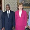 Kofi Annan et la Présidente McAleese de l'Irlande (au centre)