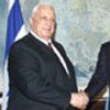 Kofi Annan (d) et Ariel Sharon (g) (Archives)