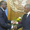 Annan (R) with President Laurent Gbagbo (file photo)