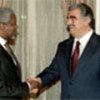Kofi Annan and Rafik Hariri (file photo)