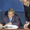 布什在联合国签署条约