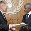 Detlev Mehlis (L) delivers report to Kofi Annan