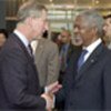 Kofi Annan (R) greets the Prince Charles