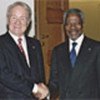 Annan with President Johannes Rau (file photo)