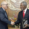Annan presented with report by Chariman Hans Blix