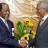 Annan (R) with Joaquim Alberto Chissano (file photo)