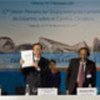 Ban Ki-moon holding copy of the IPCC's assessment report.