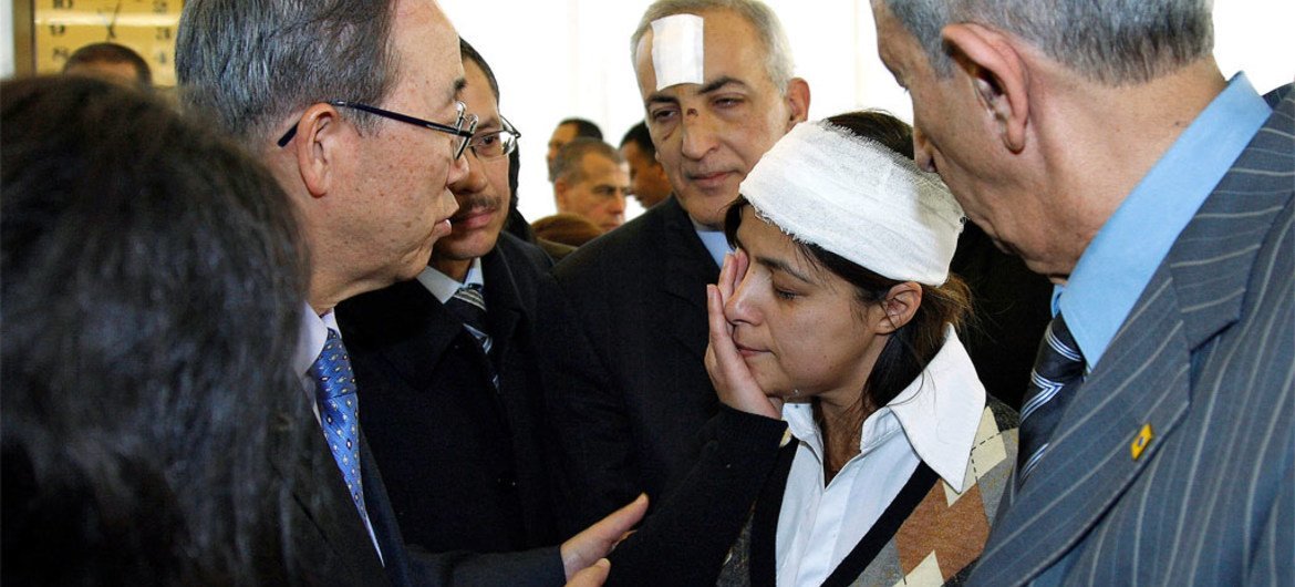 Ban Ki-moon meets with families of the victims and survivors in Algiers.