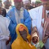 Le Président du Niger Mamadou Tandja réconforte un enfant qui vient d'être vacciné.