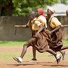 Des jeunes filles jouant au football dans le nord du Ghana.