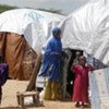 Une famille somalienne devant son abri sur la route entre Mogadiscio et Afgooye.