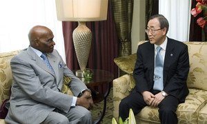 Le Secrétaire général de l'ONU Ban Ki-moon avec la Président sénégalais Abdoulaye Wade en mars 2008. Photo ONU/E. Debebe