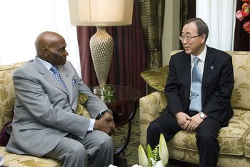 Le Secrétaire général de l'ONU Ban Ki-moon avec la Président sénégalais Abdoulaye Wade en mars 2008. Photo ONU/E. Debebe