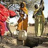 Des femmes puisant de l'eau au Darfour. Pour qu’une paix durable puisse s’installer au Darfour, il faudra notamment que la question de la répartition de l’eau et des terres fertiles soit réglée.