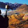 Un homme prie dans les montagnes du Tibet.